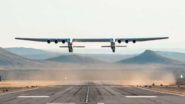 Самый широкий самолет в мире совершает полет
